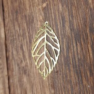 P112 openwork‎ lattice leaf charm